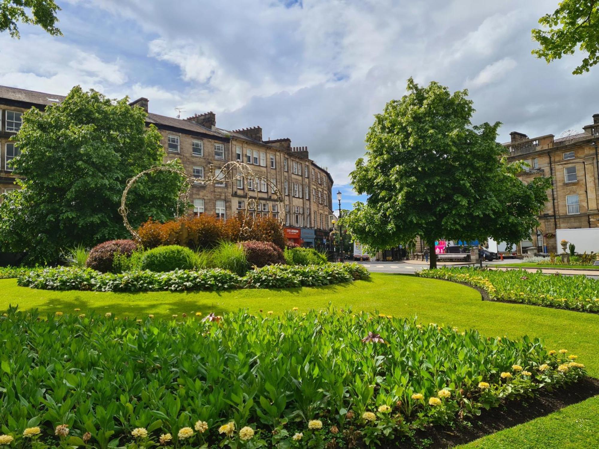 York Place Mews - Central 2 Bed 2 Bath Free Parking ฮาร์โรเกต ภายนอก รูปภาพ